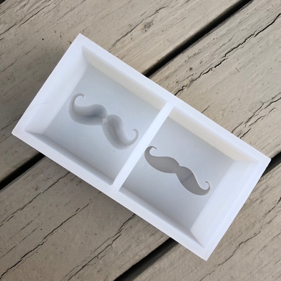 New Honest Ice silicone mustache ice cube mold / tray - Picture 7 of 13